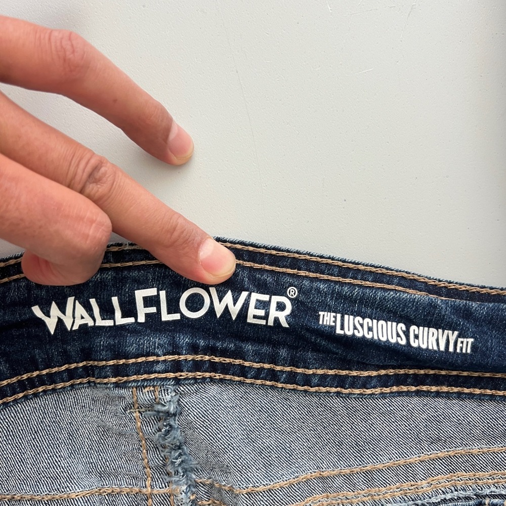 WallFlower Luscious Curvy Bootcut Jeans 9 Long Stretch Embroidered Pockets 30x31 - Picture 10 of 12